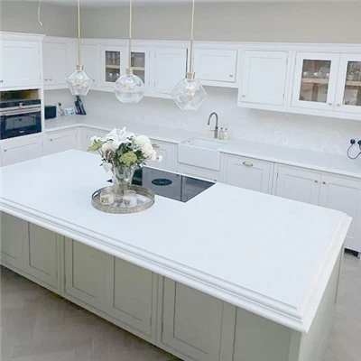 Weiße Quarzküche Island